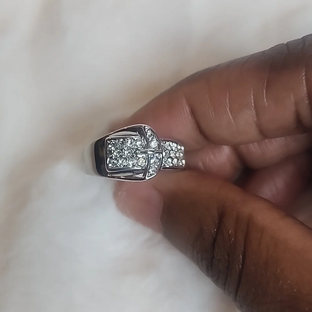 NWOT Fashion Buckle Ring